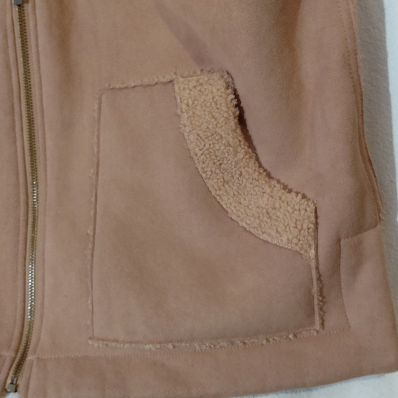 Susan Graver Tan Vest with Sherpa Lining - Picture 6 of 8